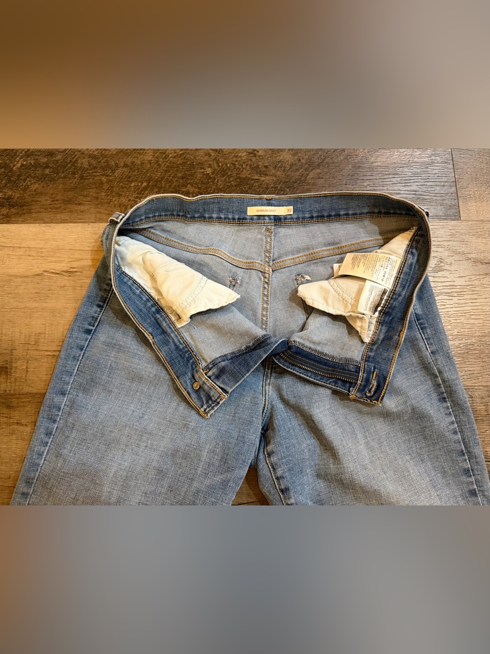 LEVIโS Womenโs Distressed Bermuda Stretch Shorts Size 32 - Picture 12 of 14